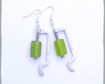 Boucles d'oreilles graphiques aluminium perle en verre poli verte