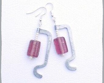 Boucles d'oreilles graphiques aluminium perle en verre vieux rose