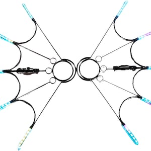 Pode incluir: Um aro de metal preto com oito luzes LED coloridas presas a ele. As luzes são dispostas em um padrão circular ao redor do aro. O aro está suspenso do teto por uma série de fios.