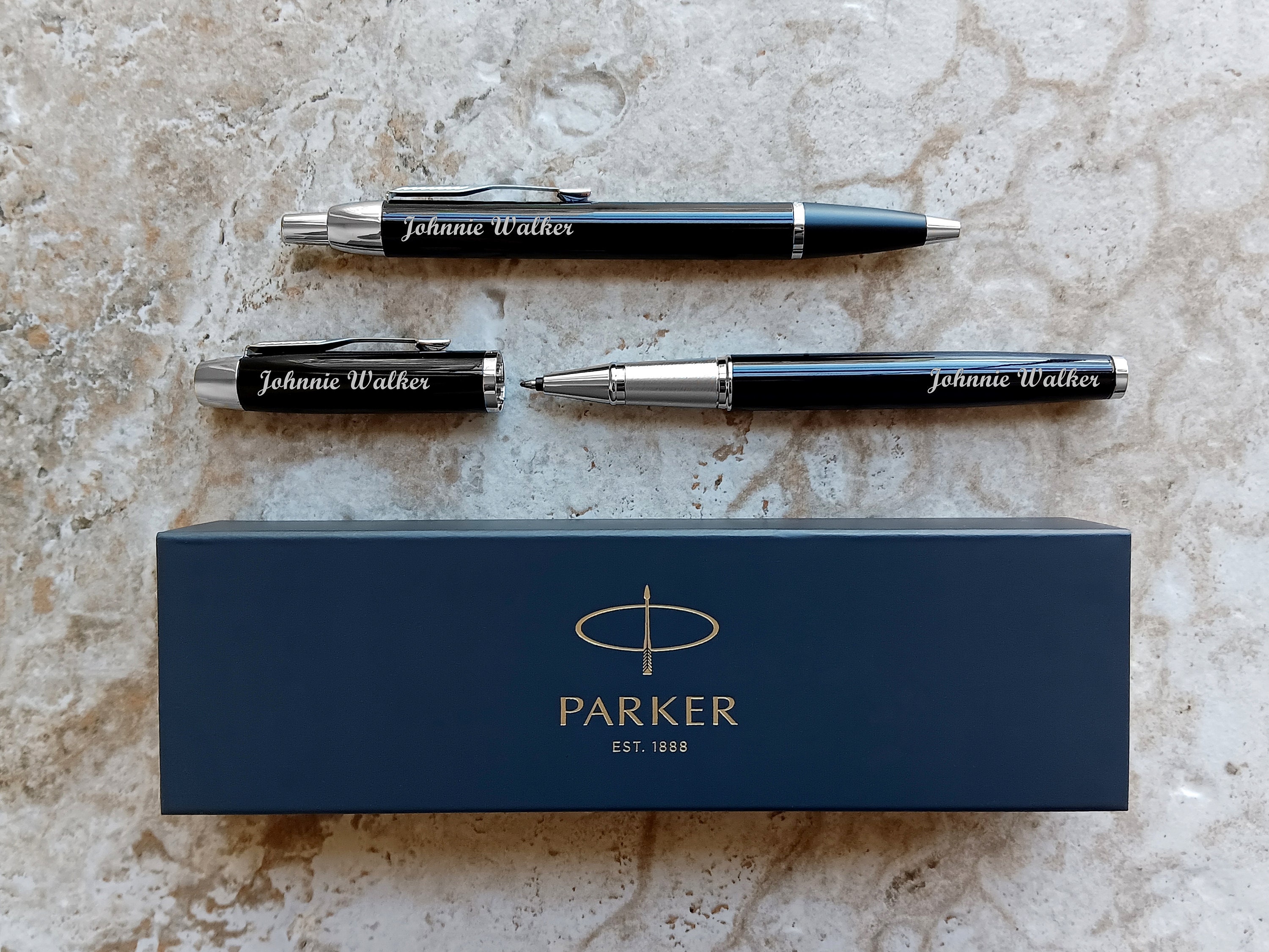 Parker IM Fountain Pen, Black Lacquer with Gold Trim, Fine Nib with Blue  Ink Refill, Gift Box, Calligraphy Pen, Pen for journaling, Great Holiday  Gift for Men and Women, Teacher Gift, Stocking Stuffer : Office Products 