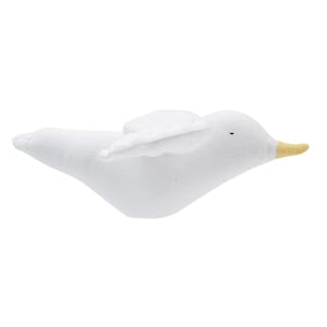 Könnte beinhalten: Ein weißer Plüschvogel mit gelbem Schnabel und Flügeln. Der Vogel befindet sich in Flugposition.