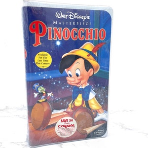 Op de afbeelding: Een VHS-band van de Walt Disney Masterpiece Pinocchio-film. De hoes heeft een cartoonafbeelding van Pinocchio met Jiminy Cricket op zijn schouder. De tekst op de hoes luidt "Voor de laatste keer deze eeuw beschikbaar!" en "Bespaar € 4 met Colgate".