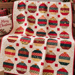 Wzór na kołdrę „Bożonarodzeniowa radość” – wersja PDF – Cuddle Cat Quiltworks CCQ0103, wzór na kołdrę z ozdobami świątecznymi na paski materiału