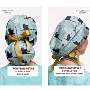 K&ouml;nnte beinhalten: Zwei OP-Hauben mit hellblauem Hintergrund und einem Muster aus schwarzen und wei&szlig;en V&ouml;geln und goldenem Laub. Eine ist im Ponytail-Stil, die andere im Euro-Cap-Stil. Der Text lautet "PONYTAIL STYLE SUITABLE FOR LONG HAIR" und "EURO CAP STYLE SUITABLE FOR MEDIUM AND SHORT HAIR."