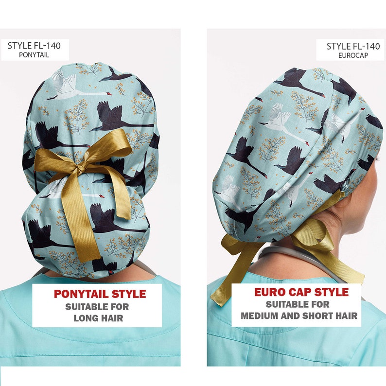 K&ouml;nnte beinhalten: Zwei OP-Hauben mit hellblauem Hintergrund und einem Muster aus schwarzen und wei&szlig;en V&ouml;geln und goldenem Laub. Eine ist im Ponytail-Stil, die andere im Euro-Cap-Stil. Der Text lautet "PONYTAIL STYLE SUITABLE FOR LONG HAIR" und "EURO CAP STYLE SUITABLE FOR MEDIUM AND SHORT HAIR."
