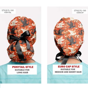 K&ouml;nnte beinhalten: Zwei OP-Hauben mit einem Schwanenmuster auf rotem Hintergrund. Eine ist im Ponytail-Stil, die andere im Euro-Cap-Stil. Der Ponytail-Stil ist f&uuml;r langes Haar geeignet, der Euro-Cap-Stil f&uuml;r mittellanges und kurzes Haar.