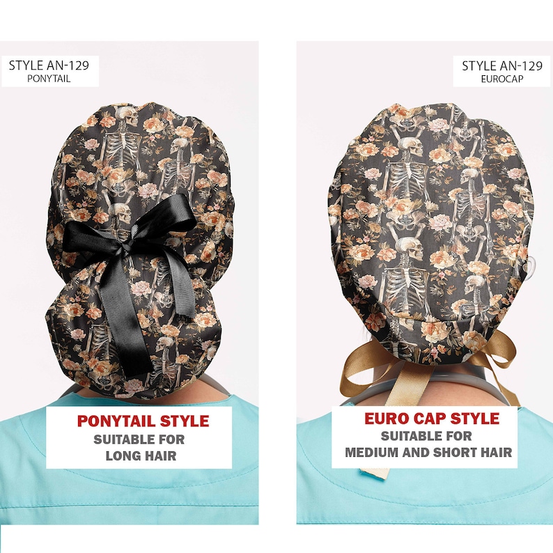 Op de afbeelding: Twee operatiemutsen met een skelet- en bloemenprint op een zwarte achtergrond. De linker muts is een paardenstaartmodel met een zwart lint, gelabeld STYLE AN-129 PONYTAIL. De rechter muts is een eurocap-model met een goudkleurig lint, gelabeld STYLE AN-129 EUROCAP.