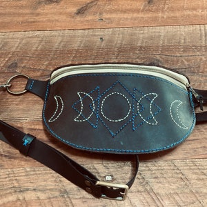 Sac ceinture en cuir, avec des accents cousus à la main personnalisables. Choisissez la couleur du fil et le style du cuir. Parfait pour les festivals de musique et les concerts.