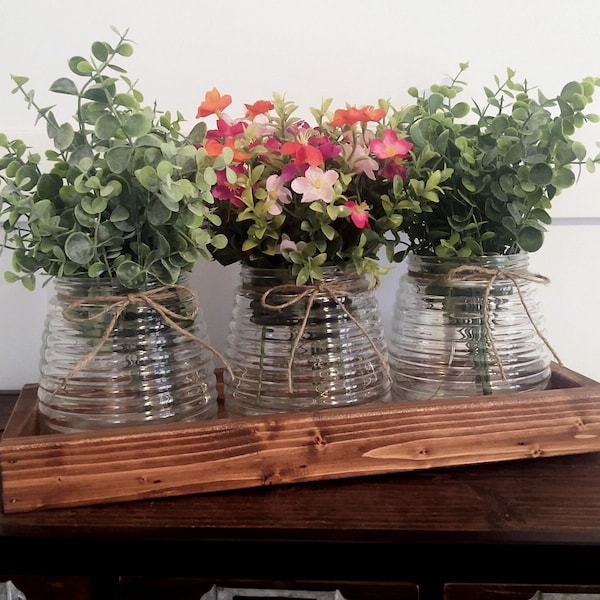 Centro de mesa rústico iluminado, frascos con flores artificiales, decoración rústica de mesa