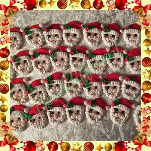 Könnte beinhalten: Eine Sammlung von 24 handgefertigten Weihnachtsmann-Gesichtsornamenten. Jedes Ornament ist aus weißem Fondant mit roten und grünen Akzenten gefertigt. Die Ornamente eignen sich perfekt zum Dekorieren eines Weihnachtsbaums oder zum Hinzufügen einer festlichen Note zu jedem Weihnachtsprojekt.