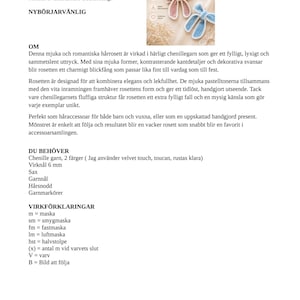 Puede incluir: Dos lazos para el pelo de ganchillo hechos de hilo de chenilla suave, uno en rosa claro y otro en azul claro, ambos con un borde blanco. El texto "H&aring;rrosett Chenille" y "VIRKM&Ouml;NSTER" es visible en la parte superior de la imagen.