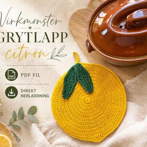May include: A yellow crocheted pot holder in the shape of a lemon with green leaves. The pot holder is on a beige surface next to a brown ceramic pot and a wooden cutting board. Text on the left side reads "Virkmönster GRYTLAPP citron".
