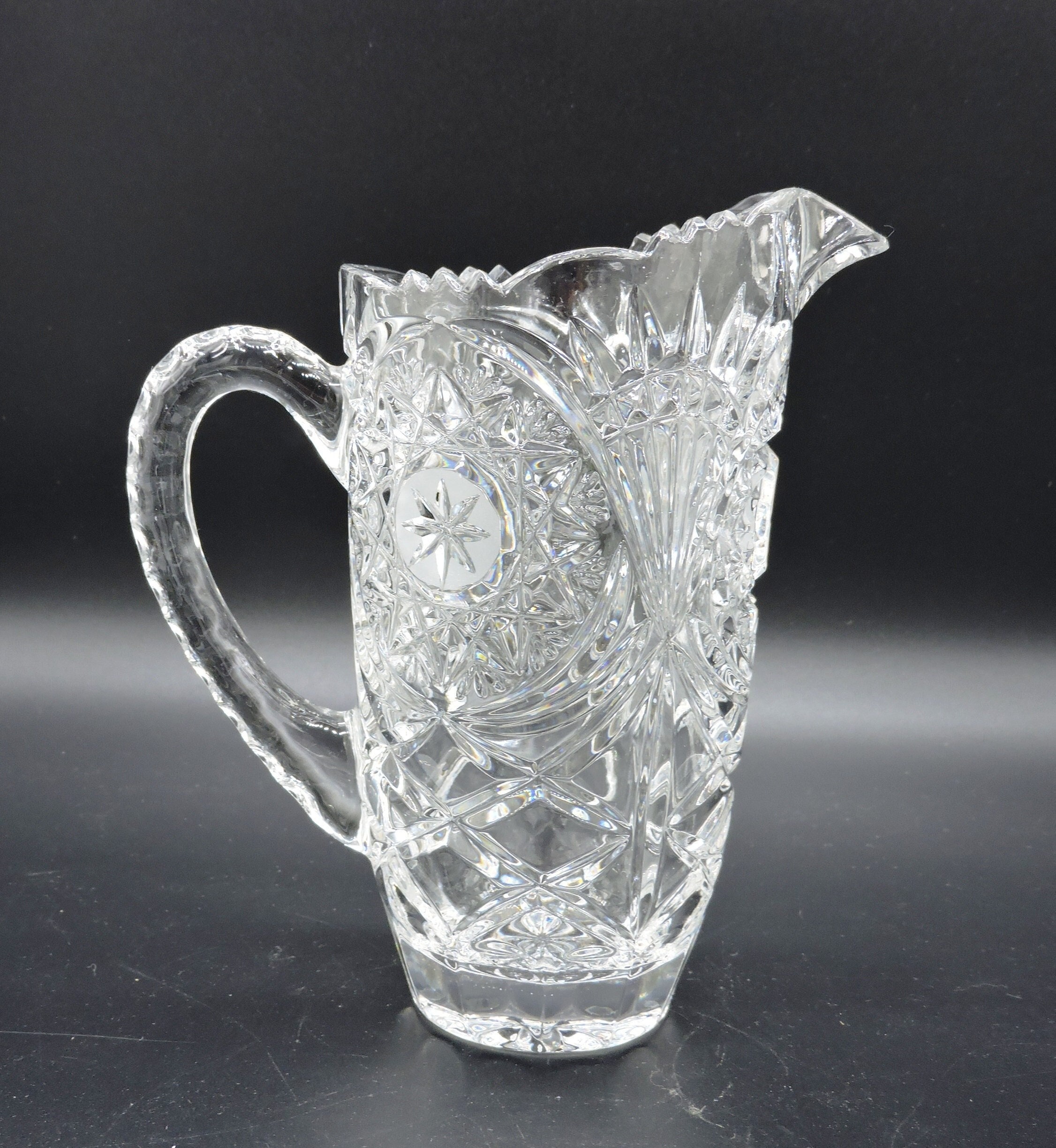 デバイスワークス　IGT Crystal Glass Plate Gorgeous Lead Crystal 20 Oz. Etched Pitcher With Sawtooth Edge