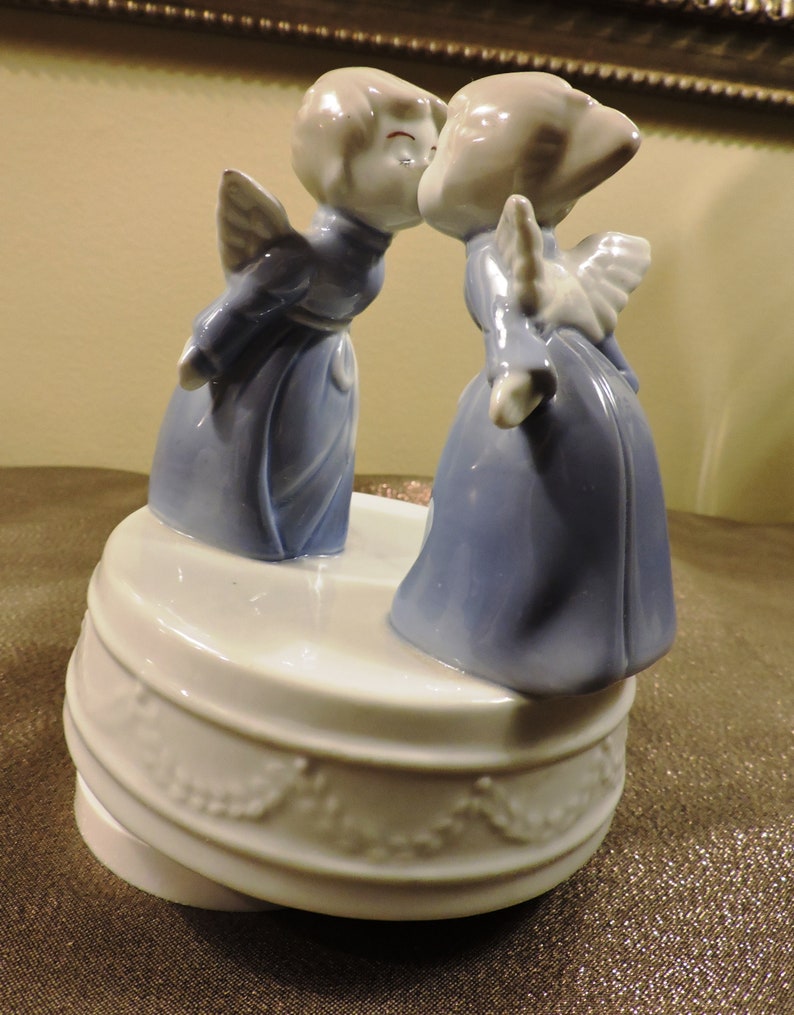 Vintage Sankyo Kissing Angels Rotating Porcelain Music Box Silent Night