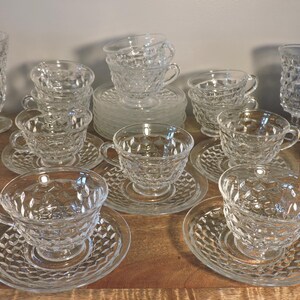 Peut inclure: Un ensemble de tasses &agrave; th&eacute;, de soucoupes et de verres en verre transparent. La verrerie pr&eacute;sente un motif taill&eacute; en diamant. Les tasses &agrave; th&eacute; ont des anses et reposent sur des soucoupes assorties.