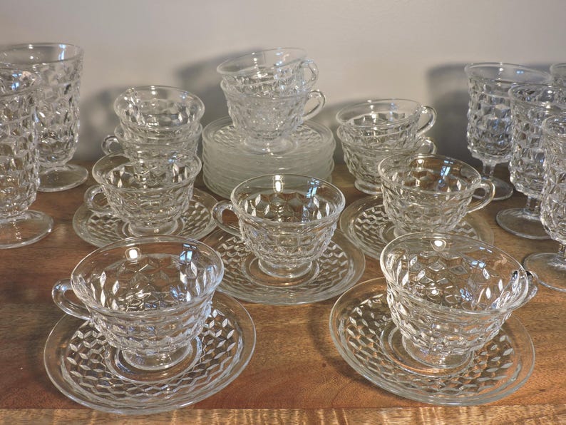 Peut inclure: Un ensemble de tasses &agrave; th&eacute;, de soucoupes et de verres en verre transparent. La verrerie pr&eacute;sente un motif taill&eacute; en diamant. Les tasses &agrave; th&eacute; ont des anses et reposent sur des soucoupes assorties.