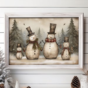 Op de afbeelding: Een ingelijst wintertafereel met vier sneeuwpoppen die in een besneeuwd bos staan. De sneeuwpoppen dragen hoeden en sjaals, en de grootste sneeuwpop houdt een kleine boom vast. Het schilderij is gemaakt in een rustieke stijl met gedempte kleuren.
