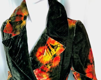Alta Costura HALSTON dos anos 70, Alta Costura de Arquivo dos anos 70, Casaco Boho Galliano dos anos 90, Trench Coat Boho Chic de Veludo Tie Dye, Alta Costura Vintage
