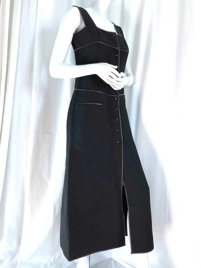 1960年代のクレージュ オートクチュール、60年代のアーカイブ クチュール、モッズ ミニマリスト ドレス、レザー トリム ブラック ミディ、ドキュメンテッド ヴィンテージ クチュール、フレア ミディ 画像 2