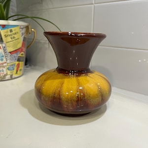 Vaso BMP vintage in ceramica Blue Mountain – Smalto a goccia giallo raccolto e marrone – Prodotto in Canada – Altezza 13 cm