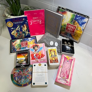 Lot mystique vintage : cartes de tarot, cartes d'astrologie, cartes de Clow, runes + livres de divination