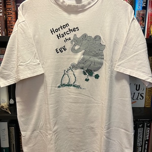 Vintage 90er Jahre Dr. Seuss Horton Hatches the Egg Cartoon illustriertes Buch Promo T-Shirt - Size Large