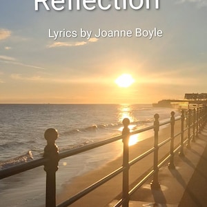 Op de afbeelding: Een strandscène bij zonsondergang met de tekst "Reflection" en "Lyrics by Joanne Boyle". Een metalen reling loopt langs het strand, met de weerspiegeling van de zon op het water en de reling.