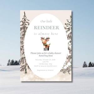 Puede incluir: Una tarjeta de invitación rectangular para baby shower con una ilustración en acuarela de un pequeño reno con una bufanda verde. El texto dice: Our little REINDEER is almost here. Please join us for a baby shower honoring Rose.