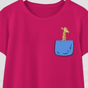 ポケットにキリンのシャツ、キリン好きへのギフト、ポケット キリン T シャツ、キリン好きのシャツ、キリン T シャツ、レディース ミッドウェイト コットン T シャツ