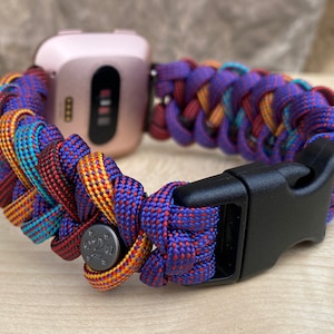 Puede incluir: Una pulsera de reloj de paracord multicolor con una hebilla negra. La pulsera est&aacute; hecha de paracord rojo, azul, amarillo y turquesa. La pulsera est&aacute; dise&ntilde;ada para adaptarse a un reloj inteligente.