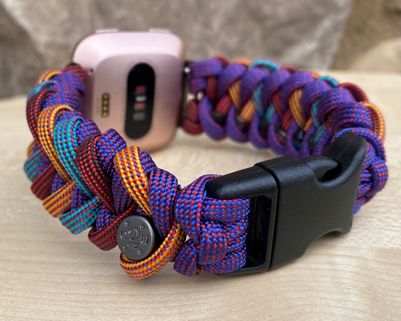 Puede incluir: Una pulsera de reloj de paracord multicolor con una hebilla negra. La pulsera est&aacute; hecha de paracord rojo, azul, amarillo y turquesa. La pulsera est&aacute; dise&ntilde;ada para adaptarse a un reloj inteligente.