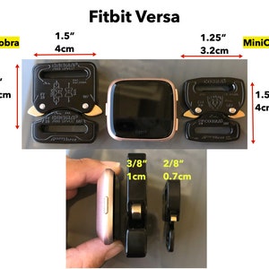 Puede incluir: Una hebilla Cobra negra y dorada de 1,5 pulgadas de ancho, una hebilla MiniCobra negra y dorada de 1,25 pulgadas de ancho y un reloj inteligente Fitbit Versa de color oro rosa. La hebilla Cobra tiene 4 cm de ancho y la hebilla MiniCobra tiene 3,2 cm de ancho.