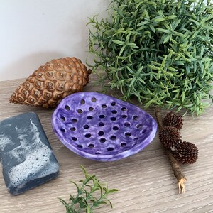 Portasapone in ceramica color lavanda / Portasapone artigianale / Portaspugne per la cucina