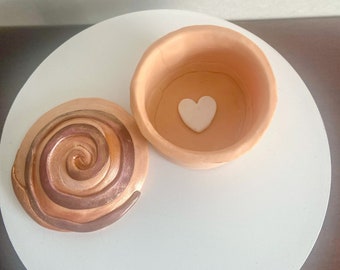 Cinnamon roll trinket box/ Cute jewelry box/ Handmade clay trinket box/ Food art/ Food jewelry dish