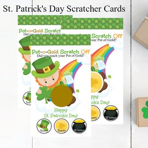 Könnte beinhalten: Ein Satz St. Patrick's Day Rubbellose mit einem Cartoon-Kobold, der einen Topf Gold hält. Die Karten haben einen Regenbogen und den Text "Pot-o-Gold Scratch Off" und "Did you reach your Pot of Gold?"