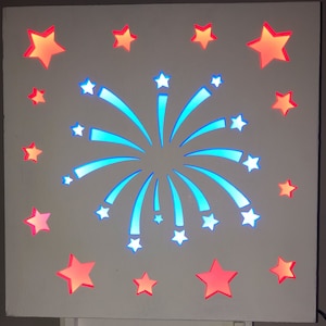 Beleuchtetes Rot, Weiß und Blau Feuerwerk-Zeichen-Wand-Anzeigen-Hintergrund-beleuchtet mit LED-Band-Lichtern 4. Juli
