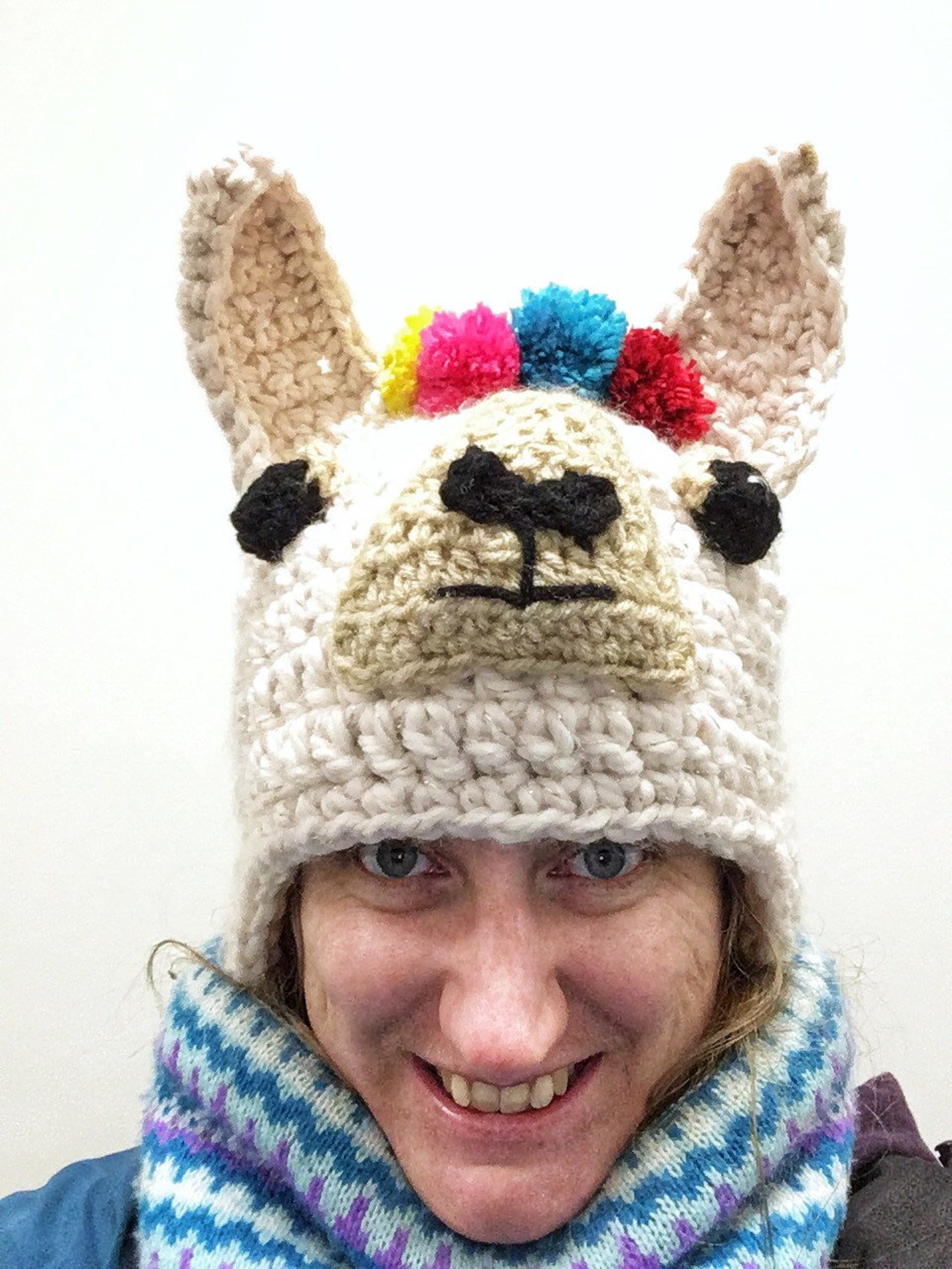 Шапки из боливии. Лама в шапочке и очках. Розовая шапка с ушками. Альпак в шапочках. Лама шапки.