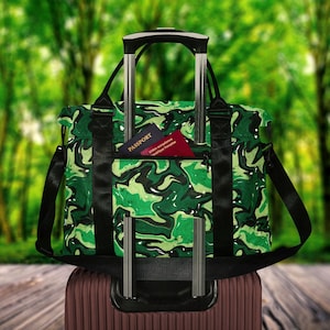 Grüner Camo Weekender Seesack, bunte Reisetasche mit Griffen und Trolley Sleeve, ausgefallenes Festival Gepäck für Jugendliche