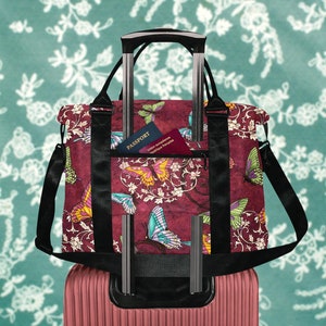 Magenta Schmetterlinge Reise Tasche mit Trolley Hülle, hübsche Dame unter dem Sitz Einkaufstasche mit Riemen, dekorative viktorianische rote Reisetasche
