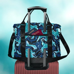 Blaue Camo Reisetasche, Reisetasche mit Henkel und Trolley Sleeve, abstrakte Ozean Reisetasche für junge Männer