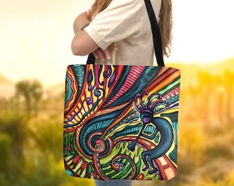 Op de afbeelding: Een kleurrijke tote bag met een psychedelisch ontwerp met draaiende lijnen, abstracte vormen en een blauwe figuur met een rood, geel en groen hoofddeksel.
