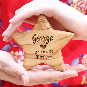 Olijfhouten geboortester, geboortecadeau, nieuwe baby, gepersonaliseerd met babynaam, geboortedatum en gewicht, cadeau pasgeborene, doop, babyshower