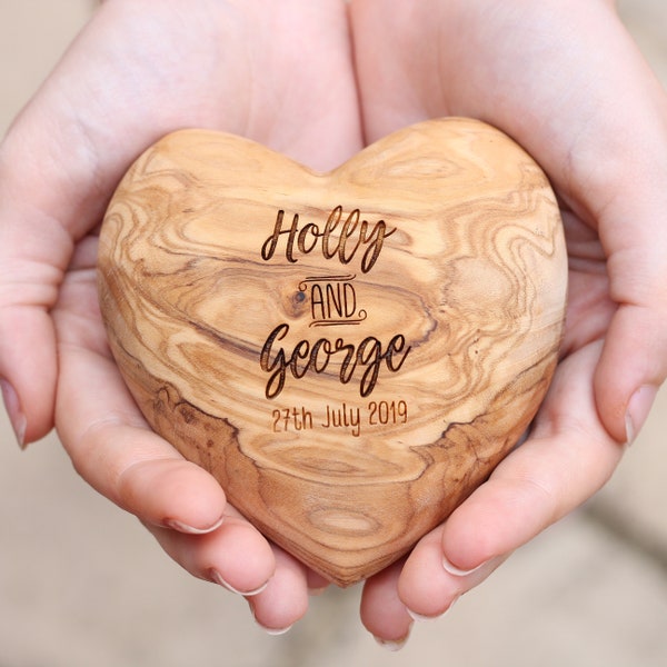 Corazón de madera de olivo grabado, regalo personalizado para el quinto aniversario de bodas.