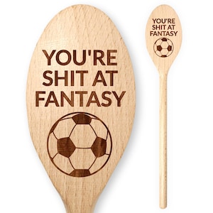 Könnte beinhalten: Zwei Holzlöffel mit eingraviertem Text und Fußballgrafiken. Auf einem Löffel steht "YOU'RE SHIT AT FANTASY" mit einem Fußball. Auf dem anderen Löffel steht "YOU'RE SHIT AT FANTASY" mit einem Fußball.