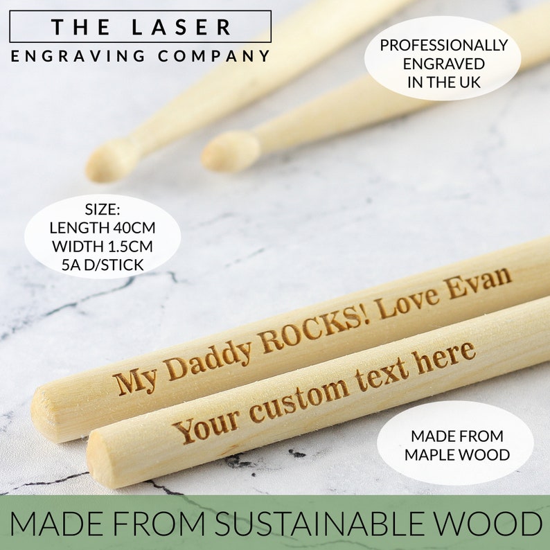 Puede incluir: Dos baquetas de madera con grabados personalizados. La baqueta superior dice "My Daddy ROCKS! Love Evan". La baqueta inferior dice "Your custom text here". Ambas baquetas est&aacute;n hechas de madera de arce y miden 40 cm de largo y 1,5 cm de ancho.
