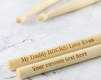 Par de baquetas 5A grabadas a medida, personalizadas, para quinto aniversario o Día del Padre.