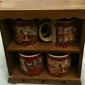 Santa&#39;s Shelf 4 Coffee Mug set with case