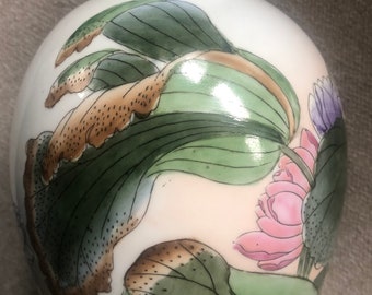 Toyo (Macau) tall vase with lid