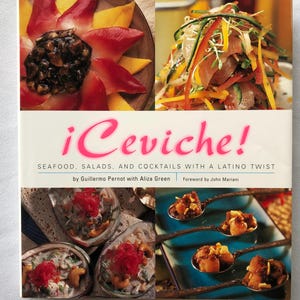 Puede incluir: Un libro de cocina titulado "¡Ceviche! Seafood, Salads, and Cocktails with a Latino Twist" de Guillermo Pernot con Aliza Green. La portada presenta fotos coloridas de platos de ceviche.