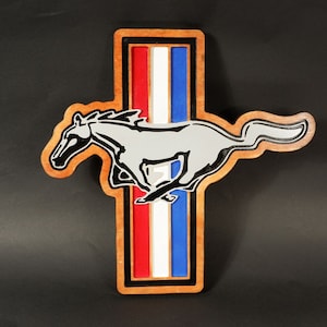 Holzschild für Garagendekor, Logo aus Holz, Wanddekor für Autofans, handgefertigt von VojkoArt, Mustang